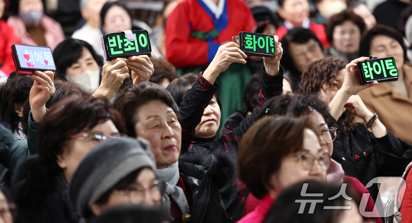 (서울=뉴스1) 김도우 기자 = 3일 서울 마포구 일성여자중고등학교에서 열린 제9회 내 생각 말하기 대회에서 만학도들이 열띤 응원을 펼치고 있다. 2026.2.3/뉴스1