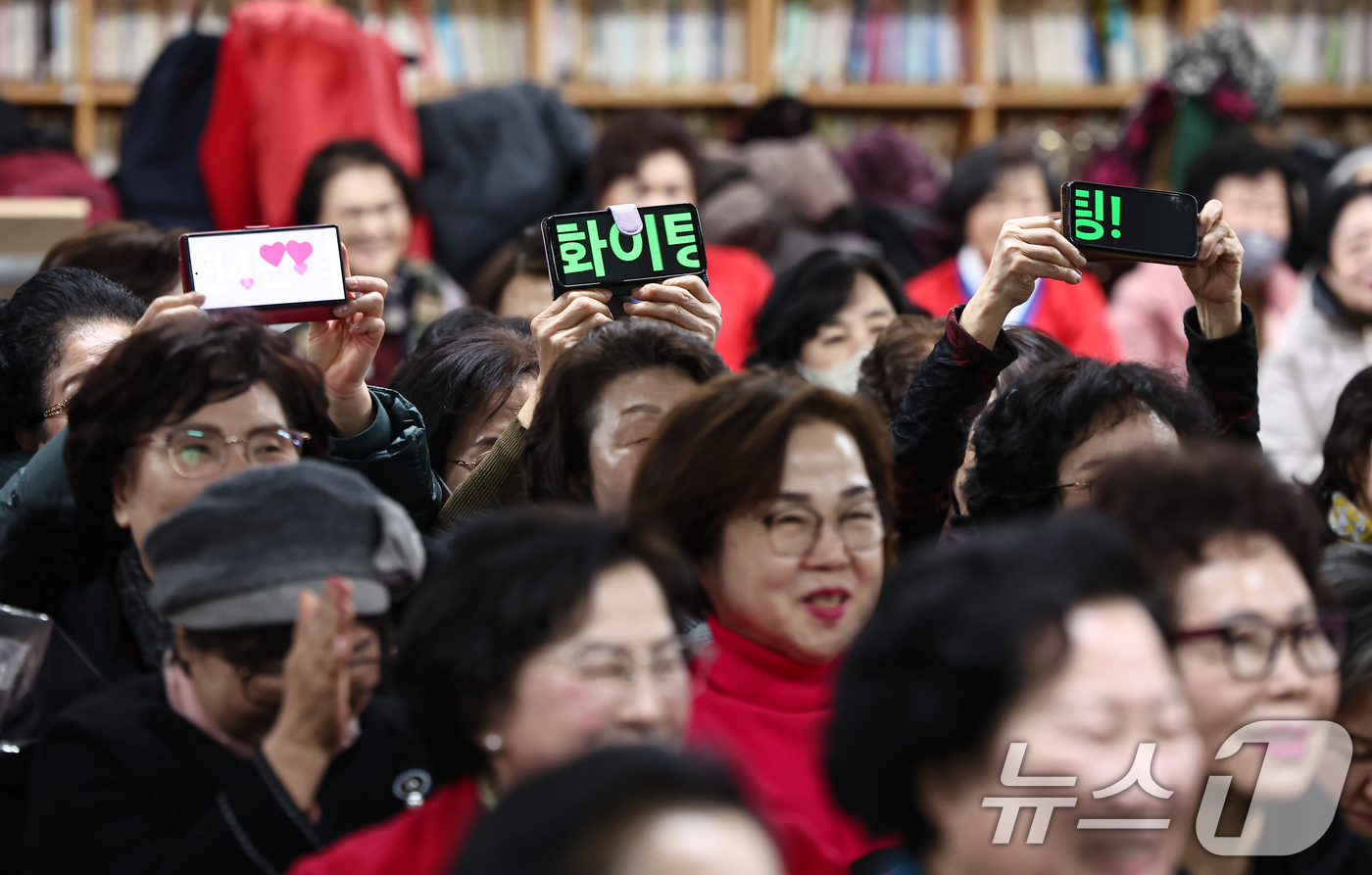 (서울=뉴스1) 김도우 기자 = 3일 서울 마포구 일성여자중고등학교에서 열린 제9회 내 생각 말하기 대회에서 만학도들이 열띤 응원을 펼치고 있다. 2026.2.3/뉴스1