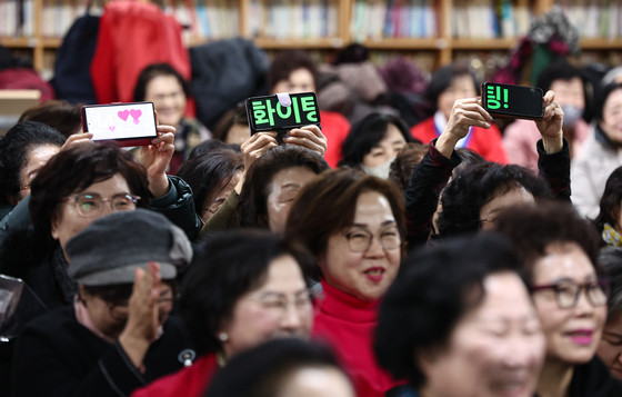 벗 응원하는 만학도들