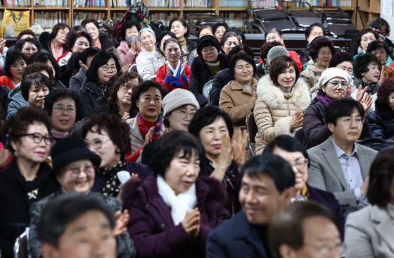 벗 응원하는 만학도들