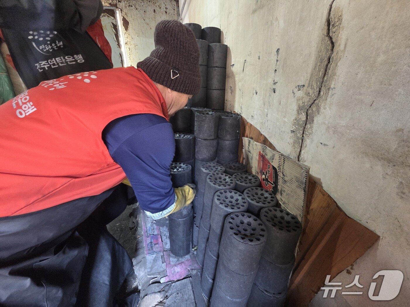 본문 이미지 - 3일 오전 11시께 전주연탄은행 봉사자들이 연탄을 나르고 있다.2026.2.3/뉴스1 문채연 기자