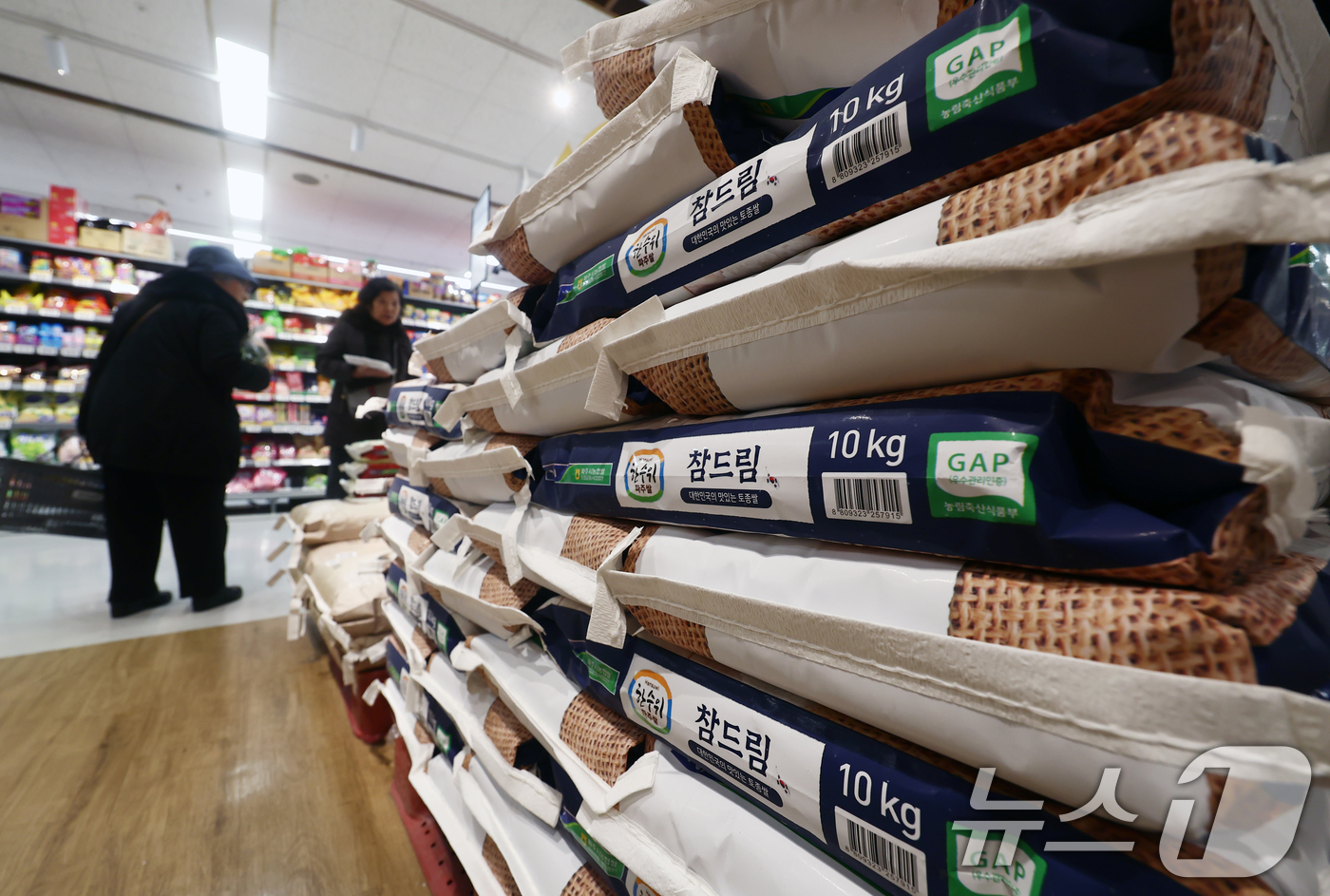 (서울=뉴스1) 김민지 기자 = 명절을 앞두고 주식인 쌀이 18.3% 올라 10달째 상승세를 보인 3일 서울 시내의 마트에 쌀이 진열돼 있다.국가데이터처가 발표한 '1월 소비자물가 …