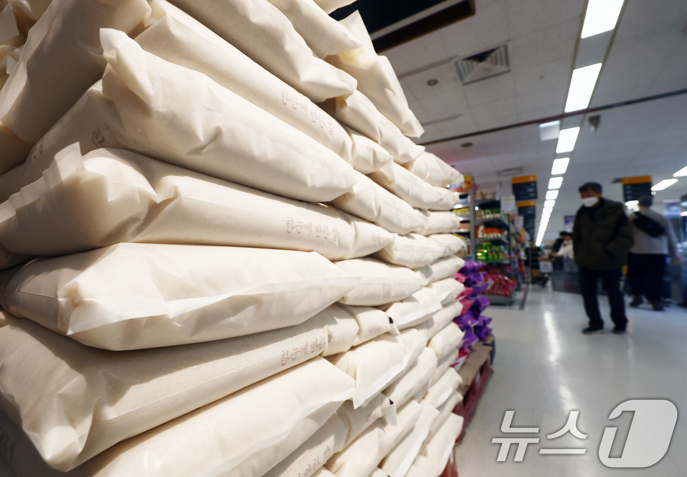 (서울=뉴스1) 김민지 기자 = 명절을 앞두고 주식인 쌀이 18.3% 올라 10달째 상승세를 보인 3일 서울 시내의 마트에 쌀이 진열돼 있다.국가데이터처가 발표한 '1월 소비자물가 …