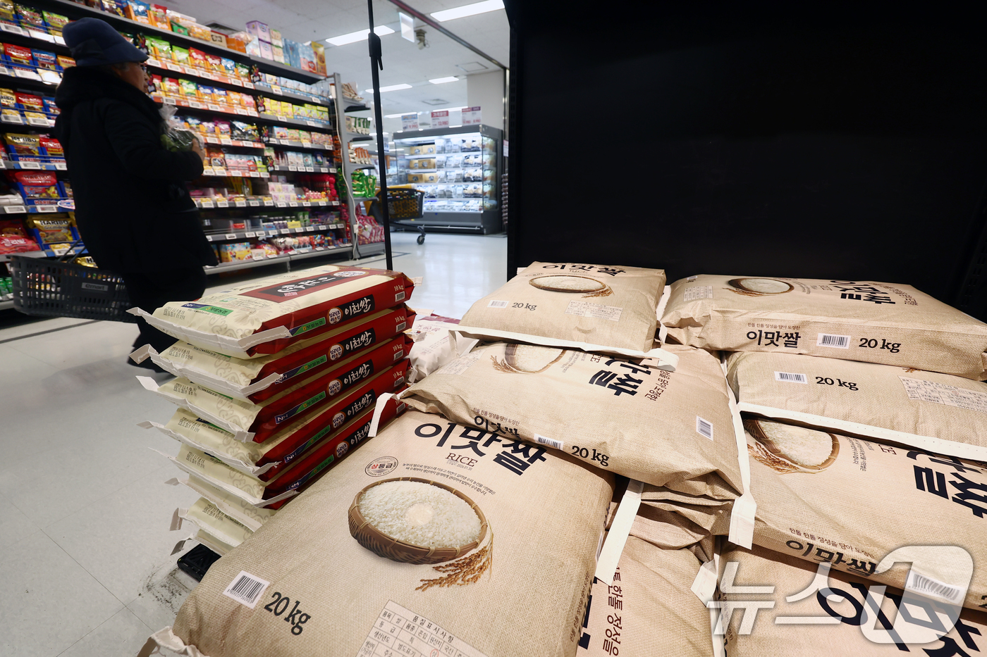 (서울=뉴스1) 김민지 기자 = 명절을 앞두고 주식인 쌀이 18.3% 올라 10달째 상승세를 보인 3일 서울 시내의 마트에 쌀이 진열돼 있다.국가데이터처가 발표한 '1월 소비자물가 …