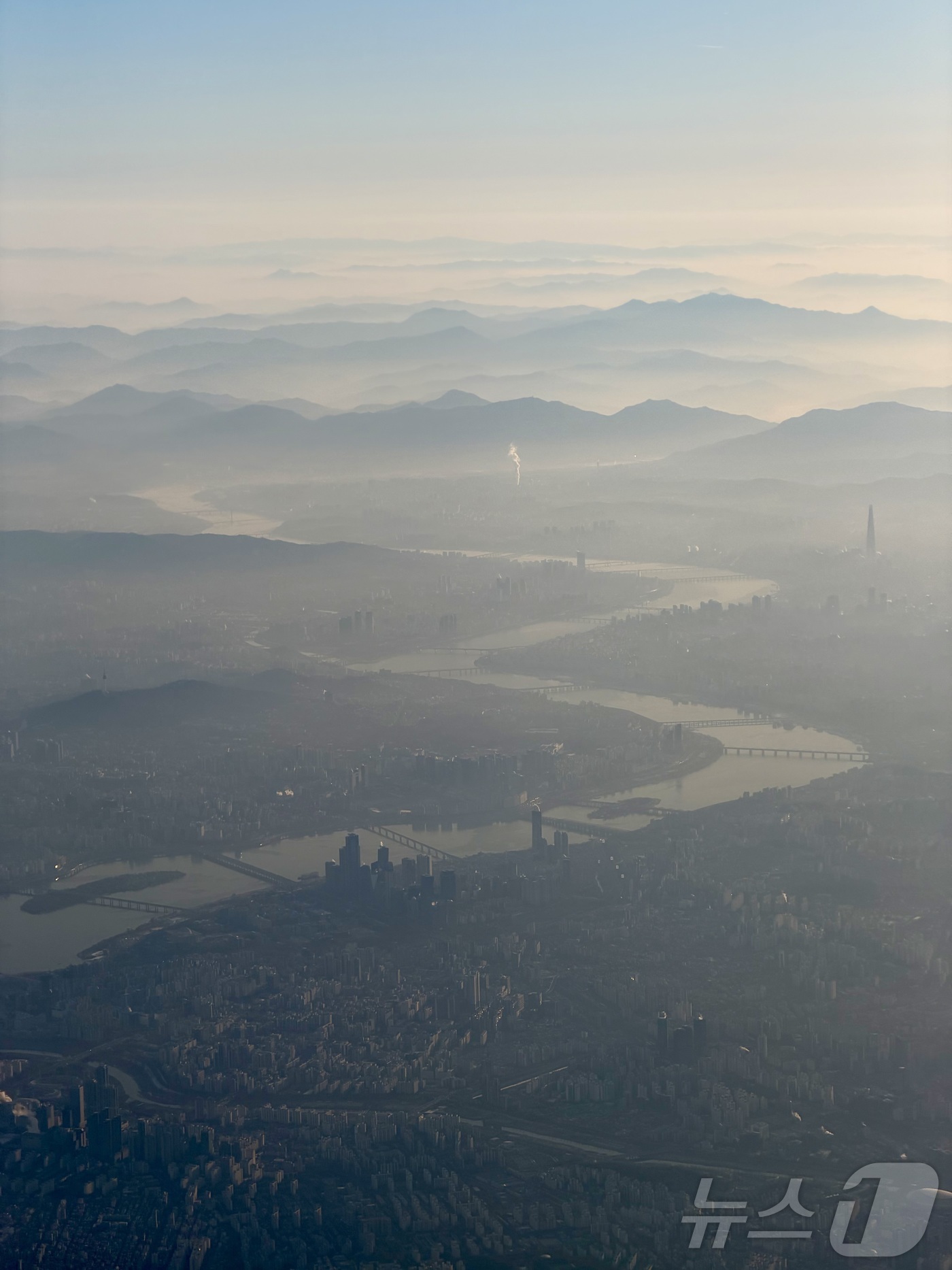 (인천=뉴스1) 박지혜 기자 = 3일 오전 인천 상공에서 바라본 서울 도심 뒤로 산 능선이 겹겹이 이어져 있다. 2026.2.3/뉴스1