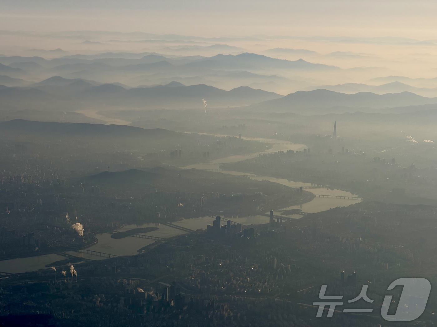 (인천=뉴스1) 박지혜 기자 = 3일 오전 인천 상공에서 바라본 서울 도심 뒤로 산 능선이 겹겹이 이어져 있다. 2026.2.3/뉴스1
