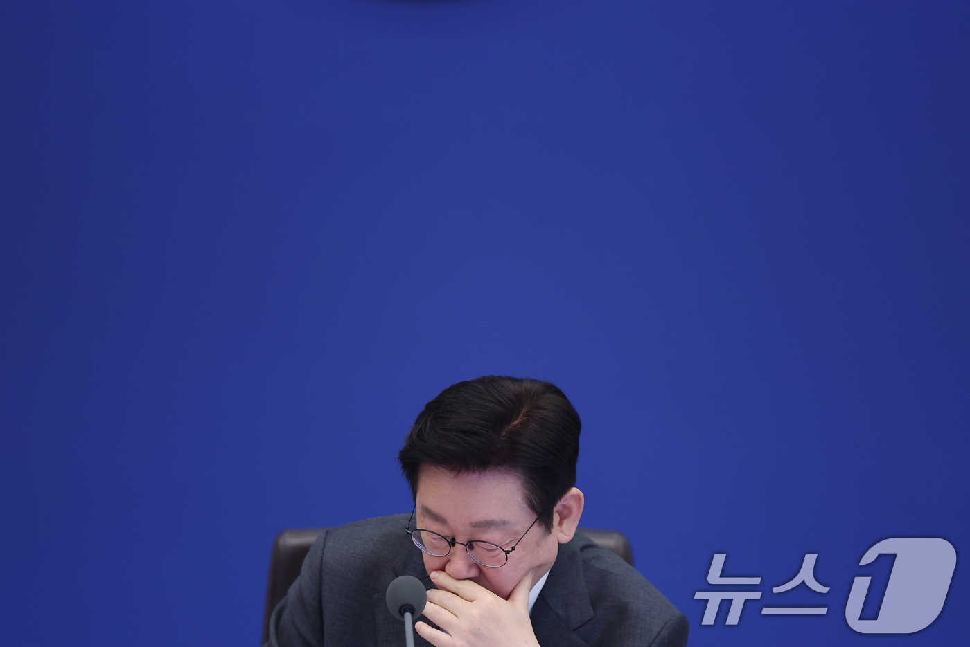 (서울=뉴스1) 이재명 기자 = 이재명 대통령이 3일 청와대에서 열린 국무회의에서 자료를 살펴보고 있다. (청와대통신사진기자단) 2026.2.3/뉴스1