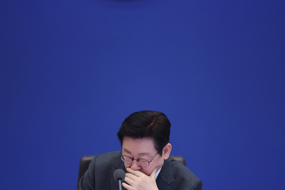 자료 살펴보는 이재명 대통령