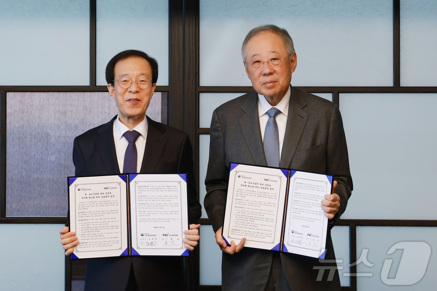 (서울=뉴스1) = 이석연 국민통합위원회 위원장(왼쪽)과 류진 한국경제인협회 회장이 3일 여의도 FKI타워에서 '대·중소기업의 동반 성장과 양극화 해소를 위한 업무협약'을 체결하고 …