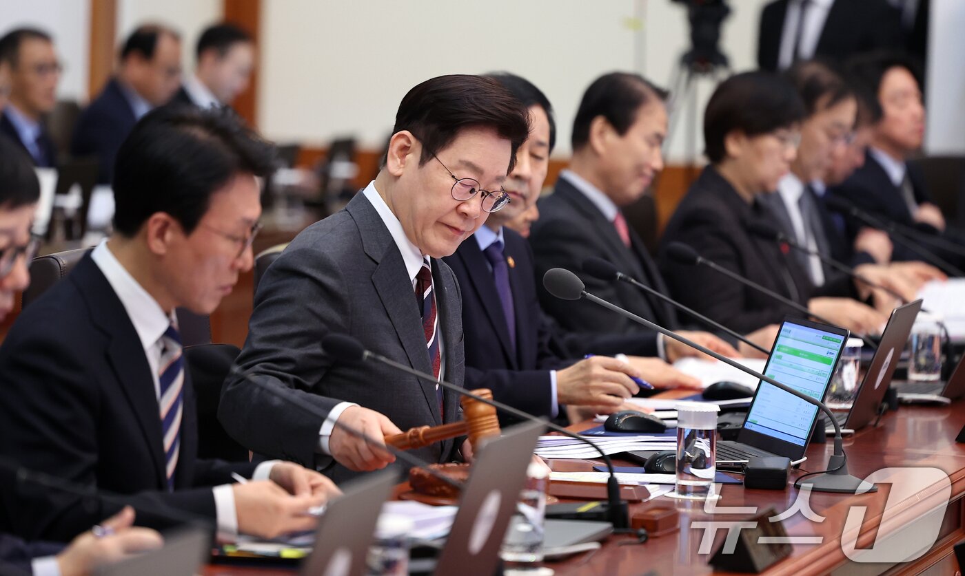 본문 이미지 - 이재명 대통령이 3일 청와대에서 열린 국무회의에서 의사봉을 두드리고 있다. (청와대통신사진기자단) 2026.2.3/뉴스1 ⓒ News1 이재명 기자