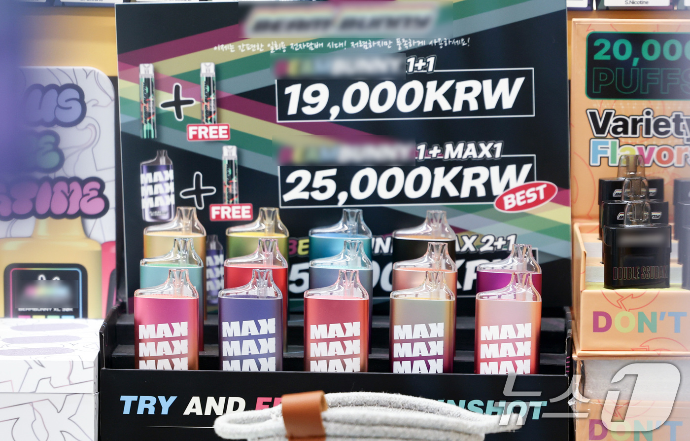 (서울=뉴스1) 최지환 기자 = 3일 서울의 한 전자담배 매장에 전자담배가 진열되어 있다. 오늘 4월 24일부터 액상 전자담배를 비롯한 모든 니코틴 기반 제품은 담배 자동판매기, …
