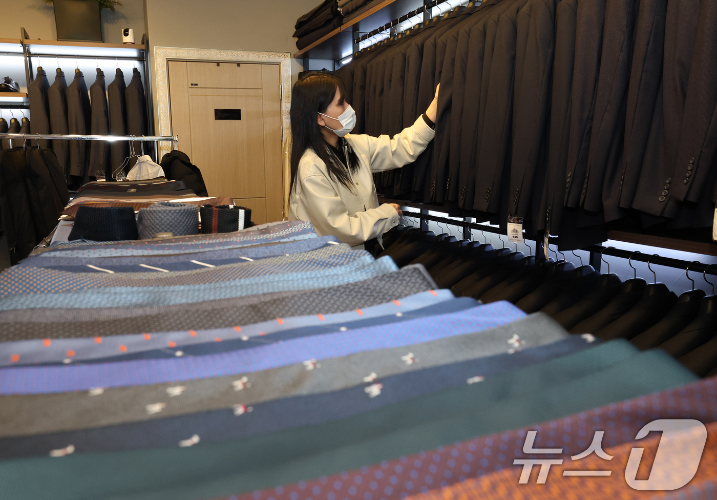 (수원=뉴스1) 김영운 기자 = 3일 경기 수원시 영통구 슈트갤러리 수원점에서 직원이 수원시 청년들에게 대여할 면접 정장을 정리하고 있다.수원시는 취업을 준비하는 만 19~34세 …