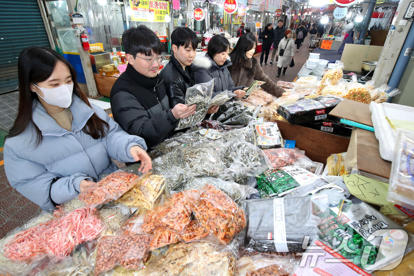 (대구=뉴스1) 공정식 기자 = 3일 오후 대구 남구 대명시장에서 열린 '설맞이 전통시장 장보기' 행사에 참여한 남구청 직원들이 건어물을 고르고 있다. 2026.2.3/뉴스1