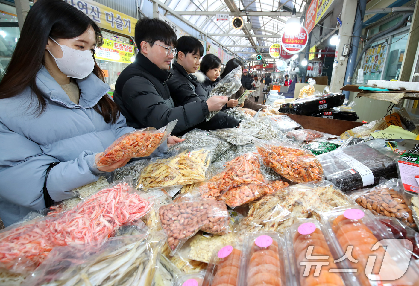 (대구=뉴스1) 공정식 기자 = 3일 오후 대구 남구 대명시장에서 열린 '설맞이 전통시장 장보기' 행사에 참여한 남구청 직원들이 건어물을 고르고 있다. 2026.2.3/뉴스1