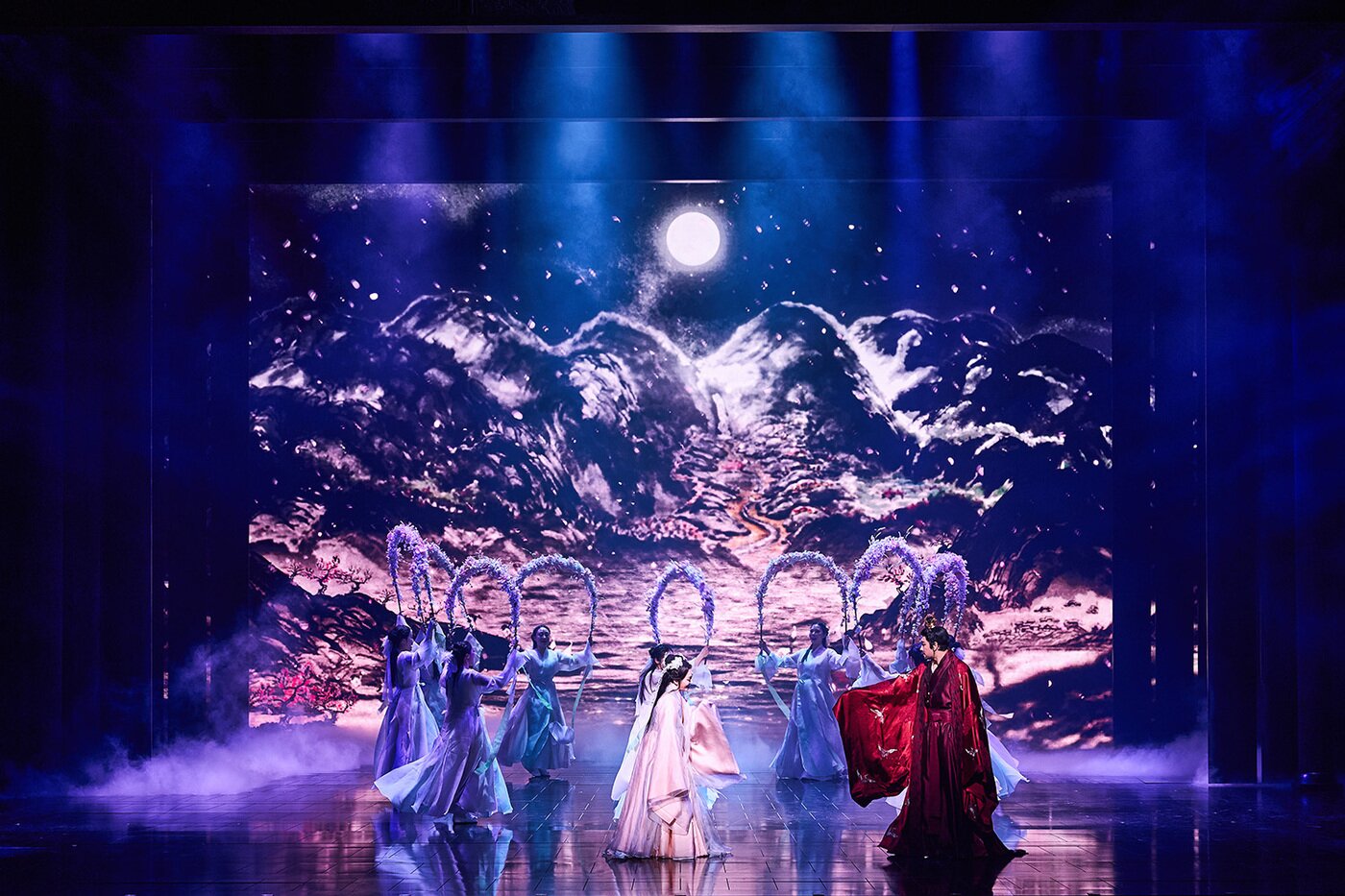 본문 이미지 - 2026 뮤지컬 '몽유도원' 공연 사진. 여경 역의 민우혁(오른쪽)과 아랑 역의 하윤주.(에이콤 제공)