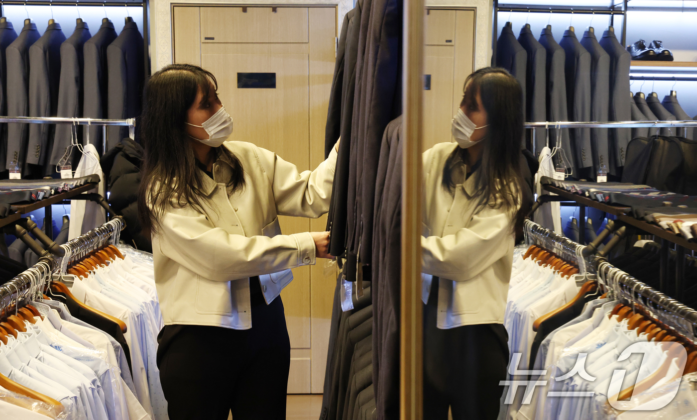 (수원=뉴스1) 김영운 기자 = 3일 경기 수원시 영통구 슈트갤러리 수원점에서 직원이 수원시 청년들에게 대여할 면접 정장을 정리하고 있다.수원시는 취업을 준비하는 만 19~34세 …