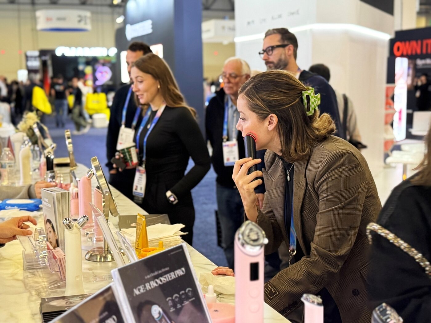 본문 이미지 - 에이피알의 CES 부스를 찾은 방문객이 메디큐브 에이지알 뷰티 디바이스를 체험하고 있는 모습 (에이피알 제공)