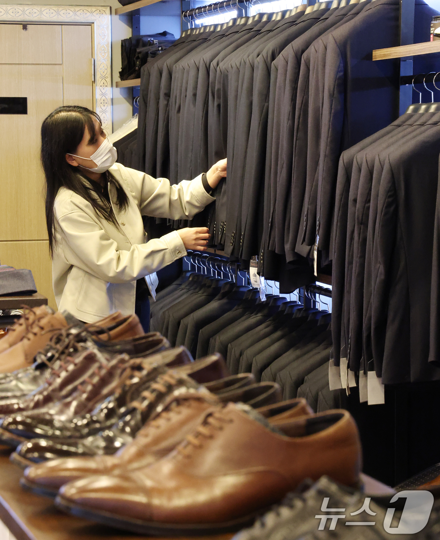 (수원=뉴스1) 김영운 기자 = 3일 경기 수원시 영통구 슈트갤러리 수원점에서 직원이 수원시 청년들에게 대여할 면접 정장을 정리하고 있다.수원시는 취업을 준비하는 만 19~34세 …