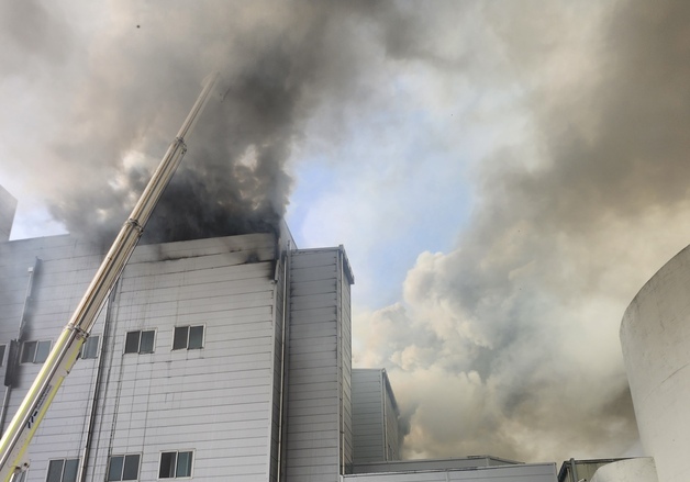 [속보] 소방 "SPC삼립 시화공장 화재 현장서 2명 구조…고립자 없는 듯"