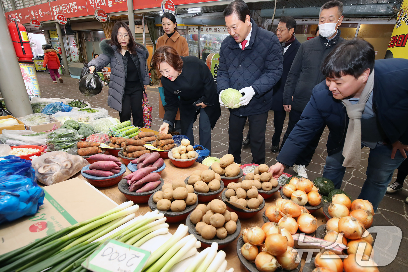(대구=뉴스1) 공정식 기자 = 3일 오후 대구 남구 대명시장에서 열린 '설맞이 전통시장 장보기' 행사에 참여한 조재구 남구청장과 송민선 남구의회 의장을 비롯한 남구청 직원들이 장 …