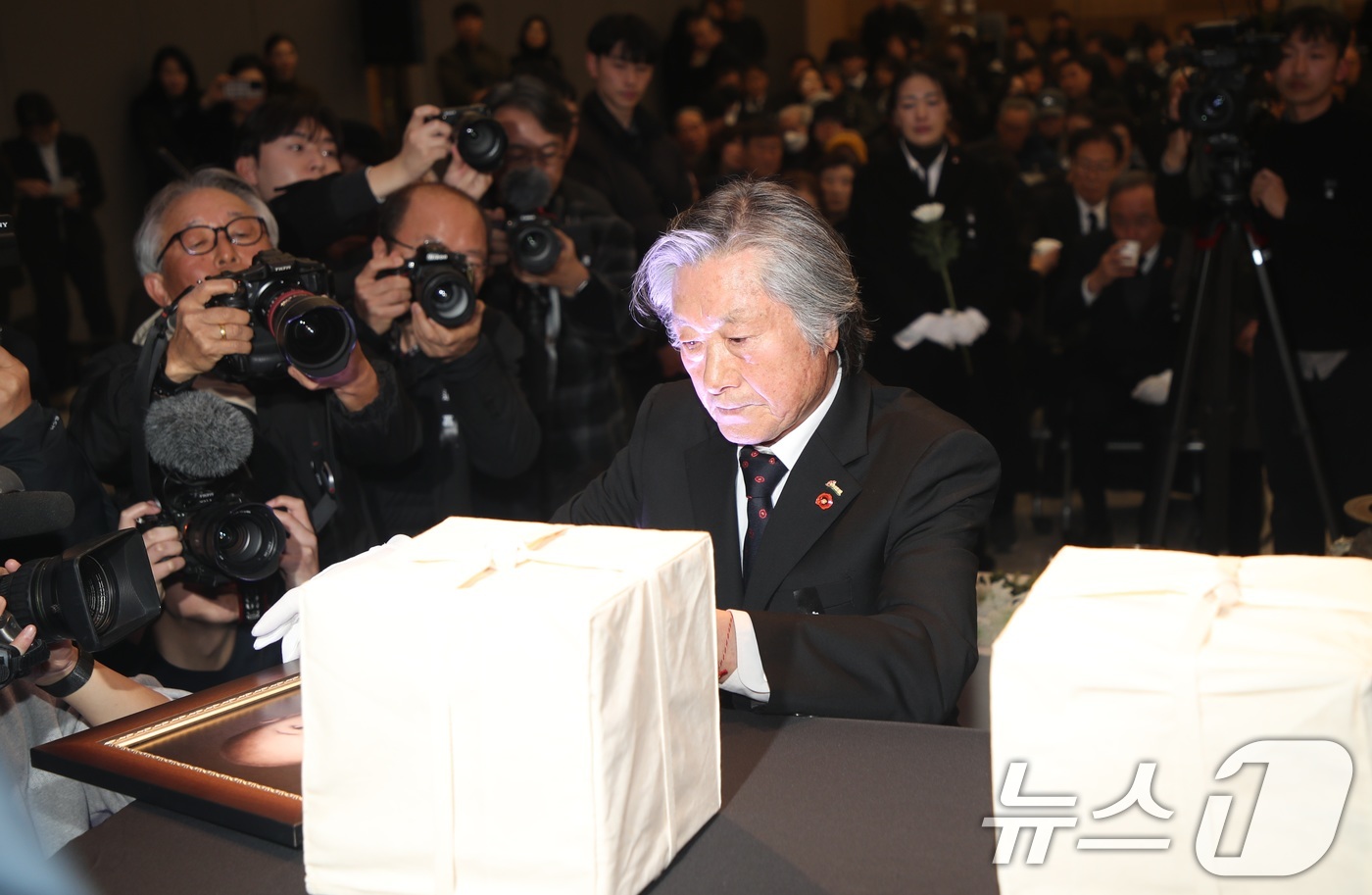 (제주=뉴스1) 고동명 기자 = 3일 오후 제주4･3평화공원 내 평화교육센터에서 열린 '4·3희생자 발굴유해 신원확인 결과 보고회'에서 송승문 전 4·3유족회장이 아버지의 유해를 …