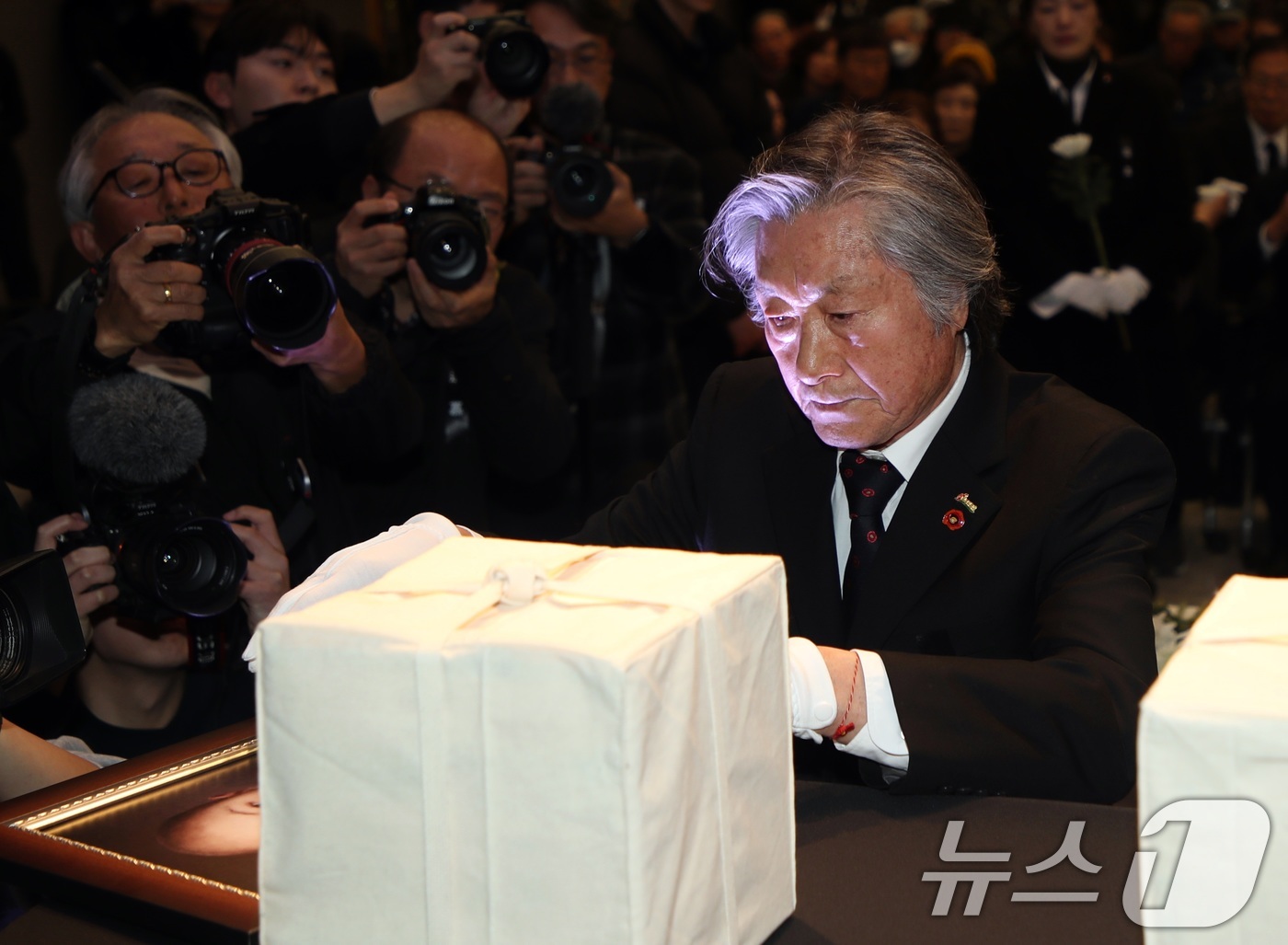 (제주=뉴스1) 고동명 기자 = 3일 오후 제주4･3평화공원 내 평화교육센터에서 열린 '4·3희생자 발굴유해 신원확인 결과 보고회'에서 송승문 전 4·3유족회장이 아버지의 유해를 …