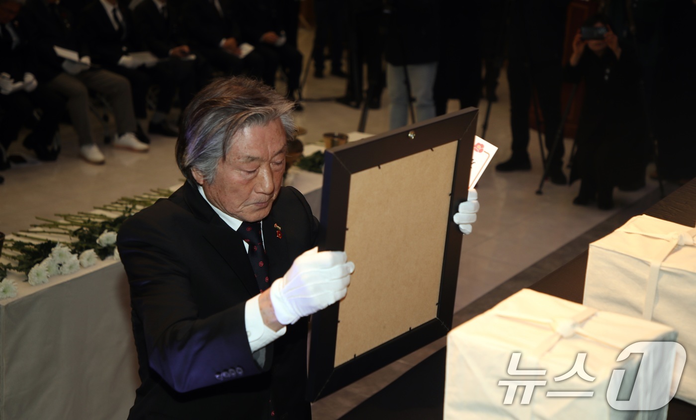 (제주=뉴스1) 고동명 기자 = 3일 오후 제주4･3평화공원 내 평화교육센터에서 열린 '4·3희생자 발굴유해 신원확인 결과 보고회'에서 송승문 전 4·3유족회장이 아버지의 유해 앞 …