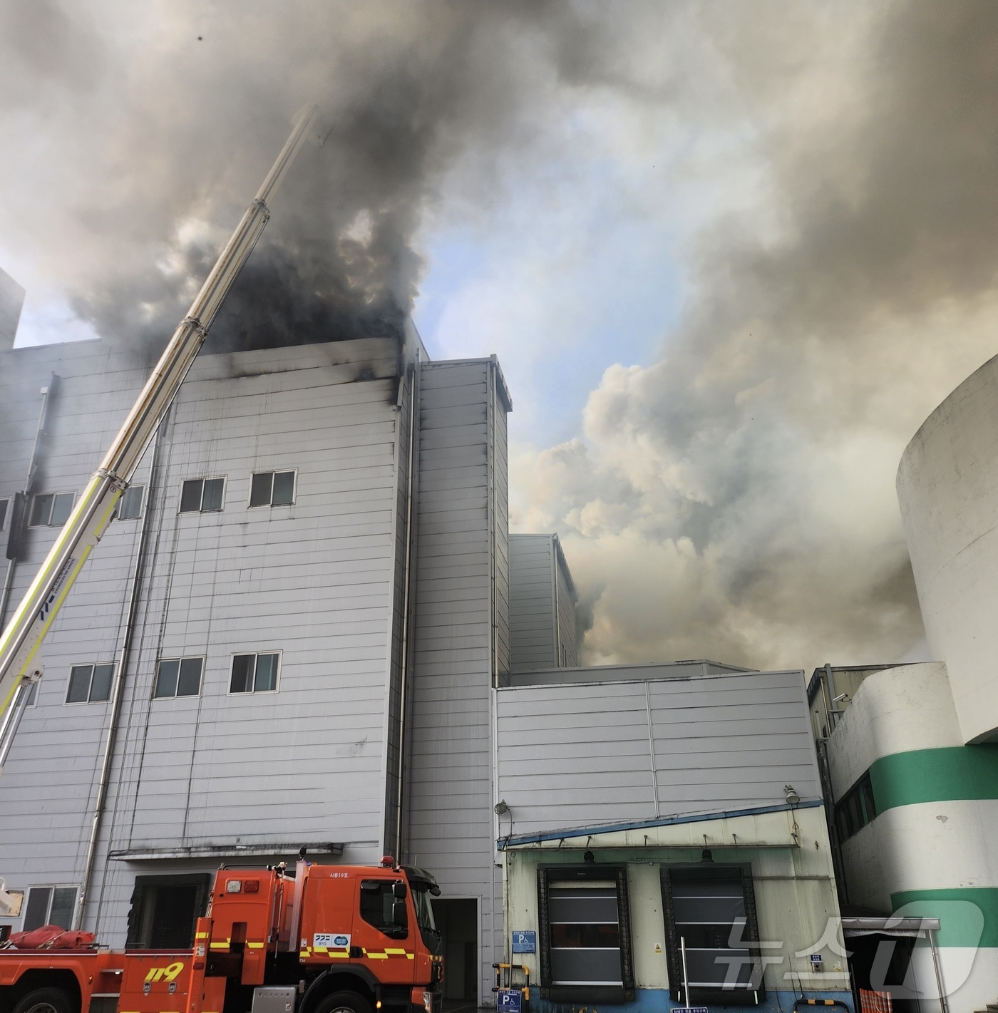 (시흥=뉴스1) 김기현 기자 = 3일 오후 2시 59분께 경기 시흥시 정왕동 SPC삼립 시화공장에서 불이 나 소방 당국이 대응 1단계를 발령하고 진화 작업을 벌이고 있다. (경기도 …