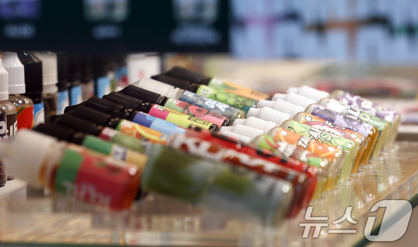 (서울=뉴스1) 최지환 기자 = 3일 서울의 한 전자담배 매장에 전자담배가 진열되어 있다. 오늘 4월 24일부터 액상 전자담배를 비롯한 모든 니코틴 기반 제품은 담배 자동판매기, …