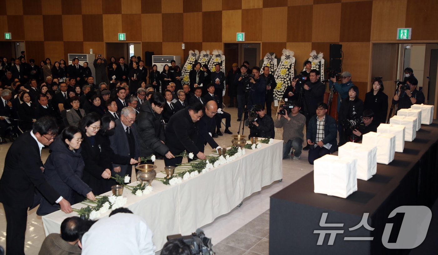 (제주=뉴스1) 고동명 기자 = 3일 오후 제주4･3평화공원 내 평화교육센터에서 열린 '4·3희생자 발굴유해 신원확인 결과 보고회'에서 유족이 헌화와 분향을 하고 있다. 제주도는 …