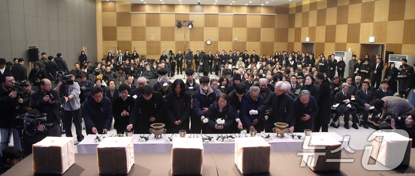 (제주=뉴스1) 고동명 기자 = 3일 오후 제주4･3평화공원 내 평화교육센터에서 열린 '4·3희생자 발굴유해 신원확인 결과 보고회'에서 유족이 헌화와 분향을 하고 있다. 제주도는 …