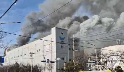 (서울=뉴스1) = 3일 오후 2시 59분께 경기 시흥시 정왕동 SPC삼립 시화공장에서 불이 나 소방 당국이 대응 1단계를 발령하고 진화 작업을 벌이고 있다. (독자 제공. 재판매 …