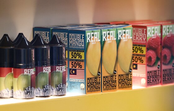 본문 이미지 - 서울의 한 전자담배 매장에 전자담배가 진열되어 있다.  2026.2.3 ⓒ 뉴스1 최지환 기자