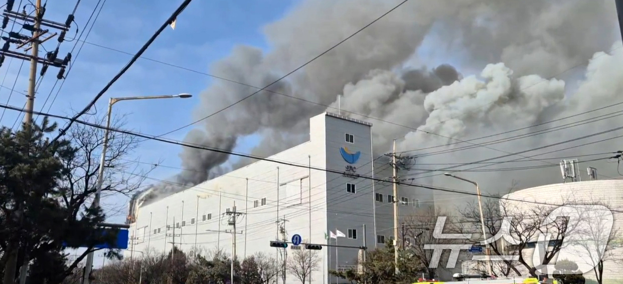 (서울=뉴스1) = 3일 오후 2시 59분께 경기 시흥시 정왕동 SPC삼립 시화공장에서 불이 나 소방 당국이 대응 1단계를 발령하고 진화 작업을 벌이고 있다. (독자 제공. 재판매 …