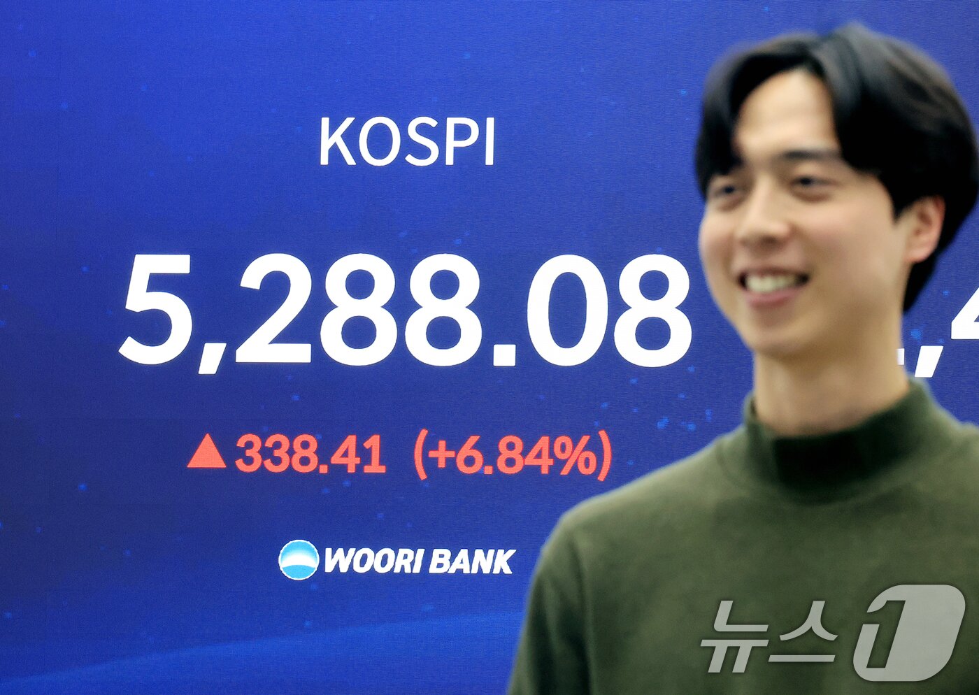 본문 이미지 - 3일 서울 중구 우리은행 본점 딜링룸 전광판에 종가가 표시되고 있다. 이날 코스피는 전 거래일 대비 338.41p(6.84%) 상승한 5288.08에 마감했다. 2026.2.3/뉴스1 ⓒ News1 이호윤 기자