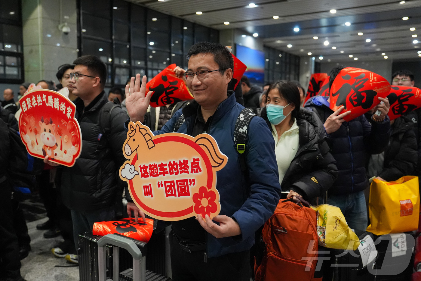 (베이징 신화=뉴스1) 이정환 기자 = 2026년 춘절(설날)을 보름 앞둔 지난 1일 중국 수도 베이징 서역 출발대에서 K4069 열차 탑승을 기다리는 승객들이 줄을 서 있다. 중 …
