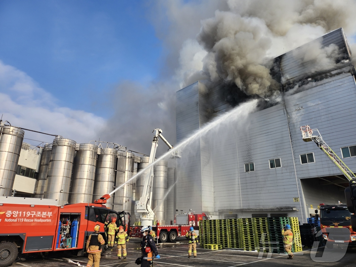 (시흥=뉴스1) 김기현 기자 = 3일 오후 2시 59분께 경기 시흥시 정왕동 SPC삼립 시화공장에서 불이 나 소방 당국이 대응 1단계를 발령하고 진화 작업을 벌이고 있다. (경기도 …