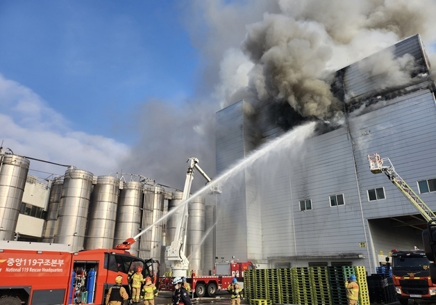 시흥 SPC삼립 시화공장 화재 진압하는 소방대원들