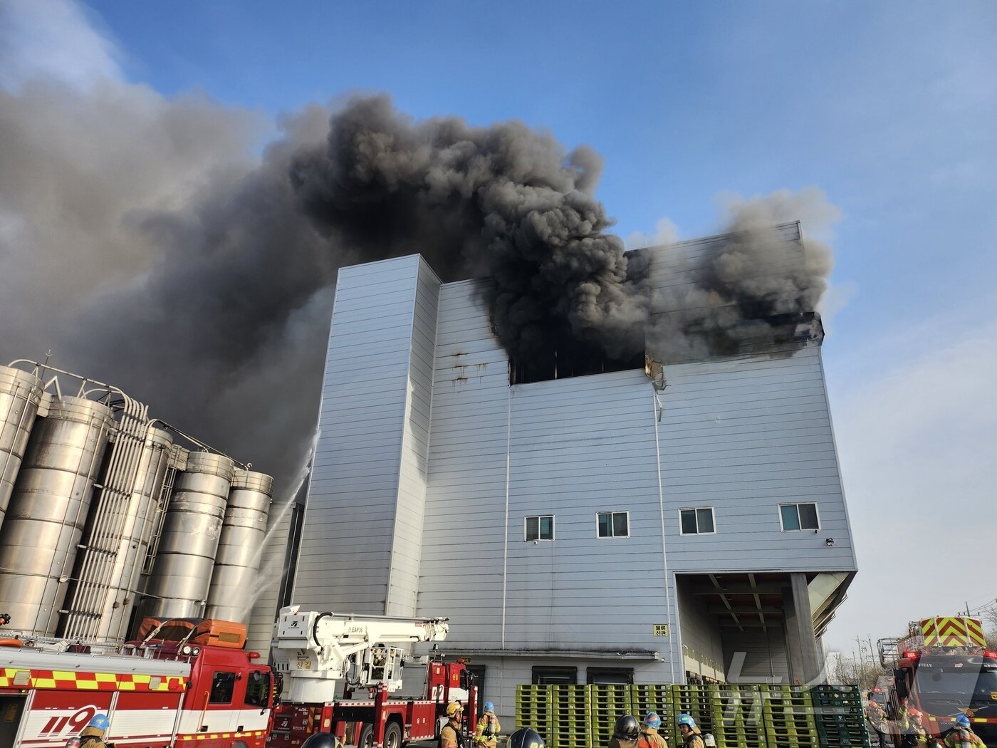 본문 이미지 - 3일 오후 2시 59분께 경기 시흥시 정왕동 SPC삼립 시화공장에서 불이 나 소방 당국이 대응 1단계를 발령하고 진화 작업을 벌이고 있다. (경기도소방재난본부 제공. 재판매 및 DB 금지) 2026.2.3/뉴스1 ⓒ News1 김기현 기자
