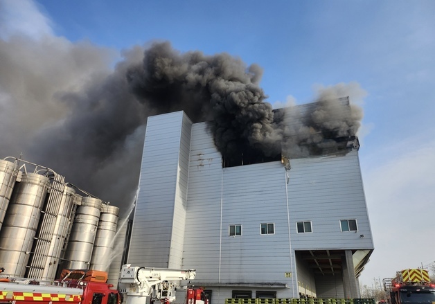 'SPC삼립 시화공장' 화재 8시간 만에 완진…3명 경상(종합3보)
