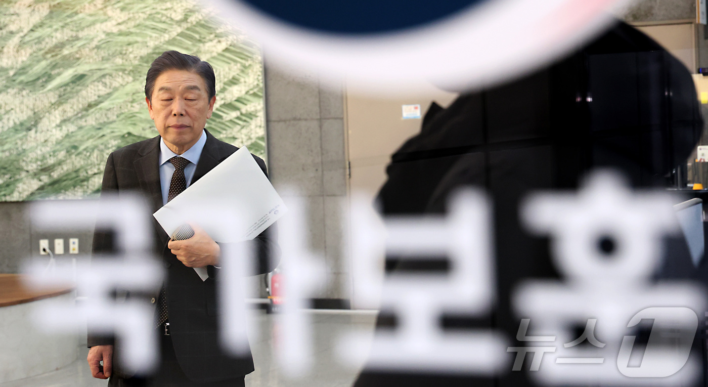 (세종=뉴스1) 김기남 기자 = 김형석 독립기념관장이 3일 오후 정부세종청사 국가보훈부에서 열린 해임 절차 청문회를 마친 뒤 회의장을 나온 뒤 생각에 잠긴 채 입장문 발표를 준비하 …