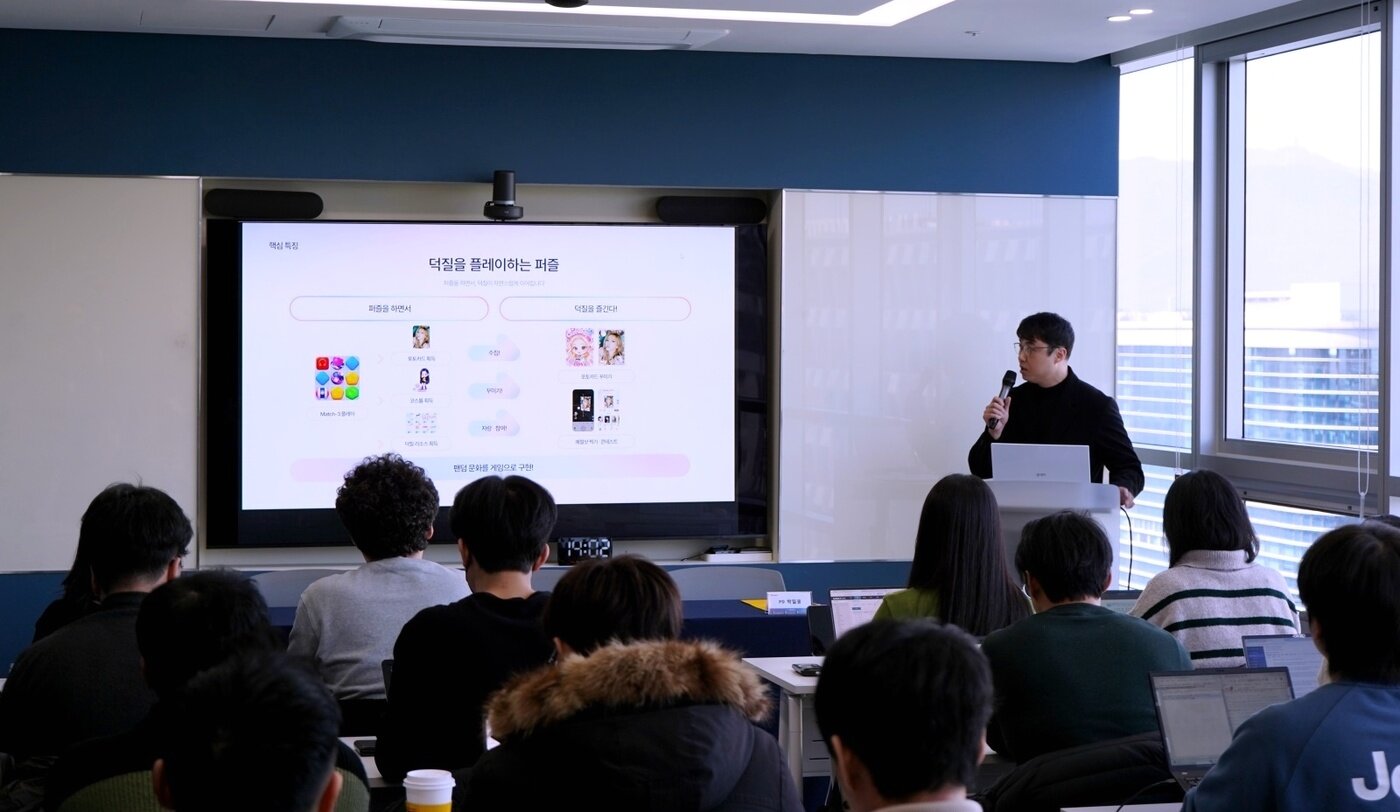 본문 이미지 - 박일웅 메타보라 PD가 지난 2일 경기 성남시 분당구 카카오게임즈 본사에서 게임 '슴미니즈'를 설명하고 있다. 카카오게임즈는 이날 신작 '슴미니즈' 개발진 인터뷰를 진행했다.(카카오게임즈 제공. 재판매 및 DB금지)2026.2.4/뉴스1