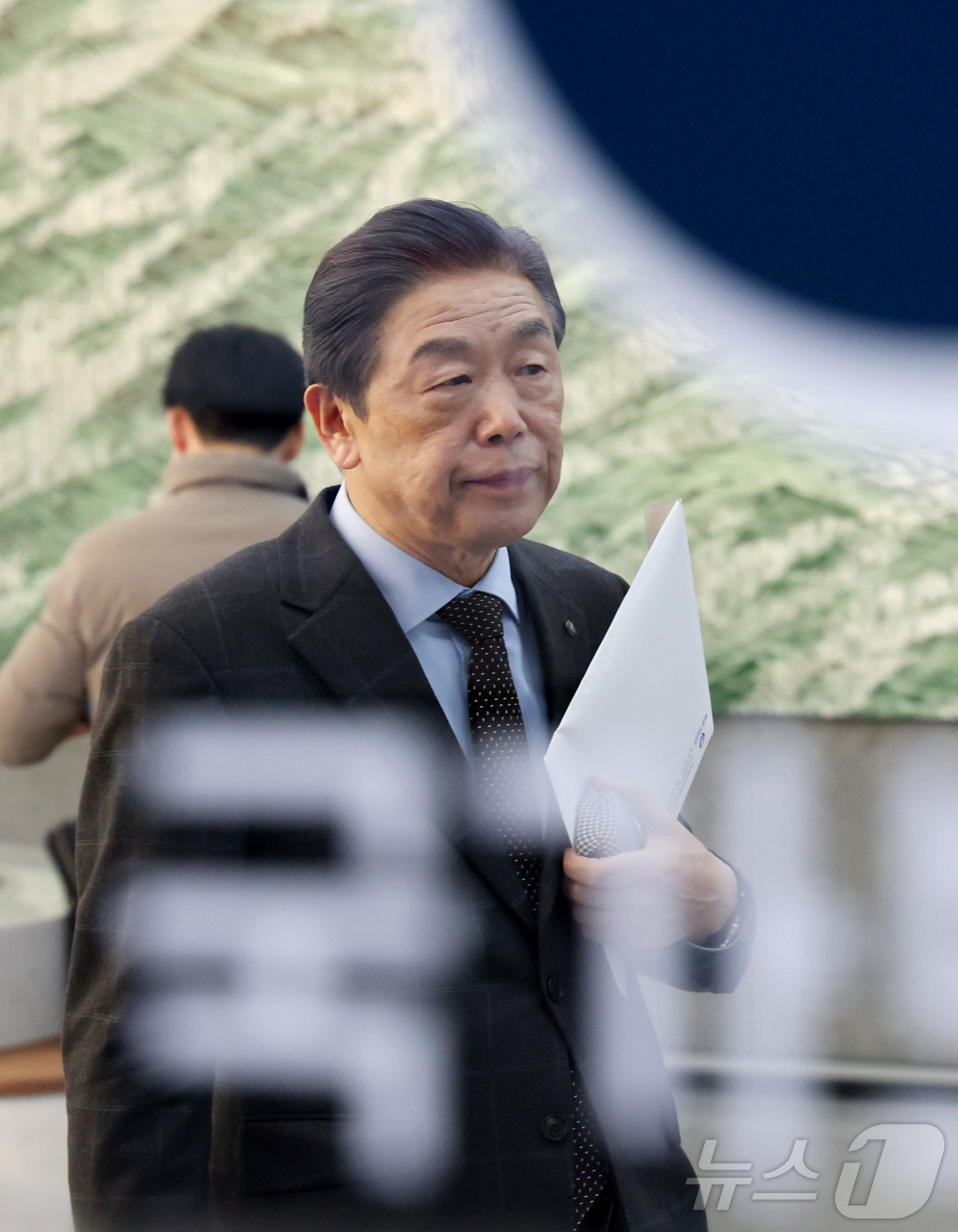 (세종=뉴스1) 김기남 기자 = 김형석 독립기념관장이 3일 오후 정부세종청사 국가보훈부에서 열린 해임 절차 청문회를 마친 뒤 회의장을 나오고 있다. 국가보훈부는 독립기념관 이사회에 …