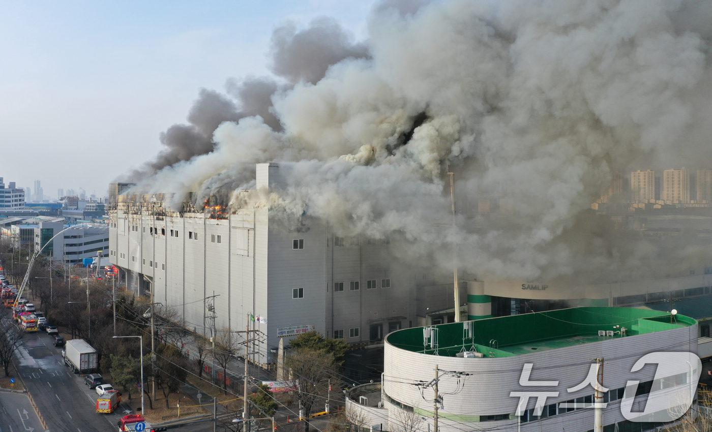 (시흥=뉴스1) 김영운 기자 = 3일 오후 경기 시흥시 정왕동 SPC삼립 시화공장에서 불이 나 소방 당국이 대응 1단계를 발령하고 진화 작업을 벌이고 있다. 2026.2.3/뉴스1 …