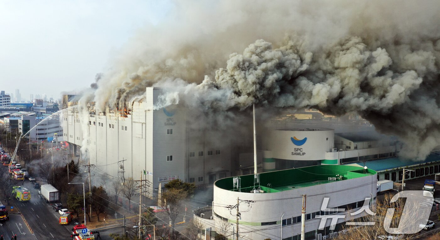 본문 이미지 - 3일 오후 경기 시흥시 정왕동 SPC삼립 시화공장에서 불이 나 소방 당국이 대응 1단계를 발령하고 진화 작업을 벌이고 있다. 2026.2.3/뉴스1 ⓒ News1 김영운 기자