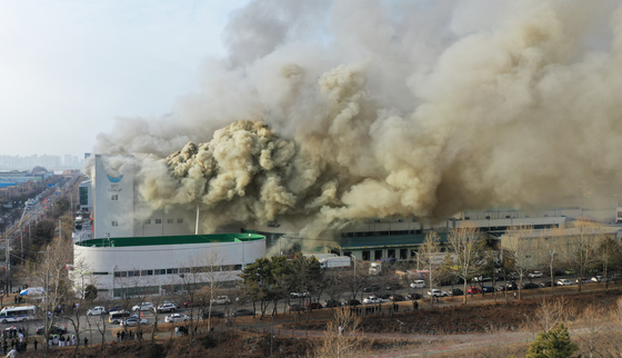 SPC삼립 시화공장 화재…"공장 전체 가동 중단, 진화·수습 중"