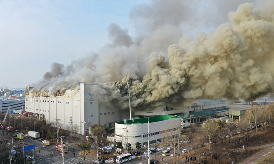 SPC삼립 시화공장 화재, 장시간 진화 끝 4시간 만에 초진(종합)