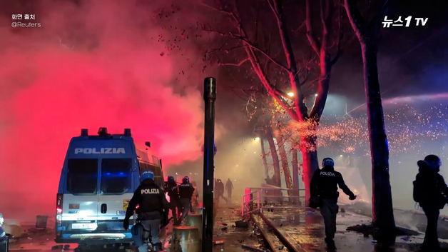 [영상] 올림픽 앞둔 이탈리아 '도심 과격 시위'…화염병·폭죽 난무, 경찰 108명 부상