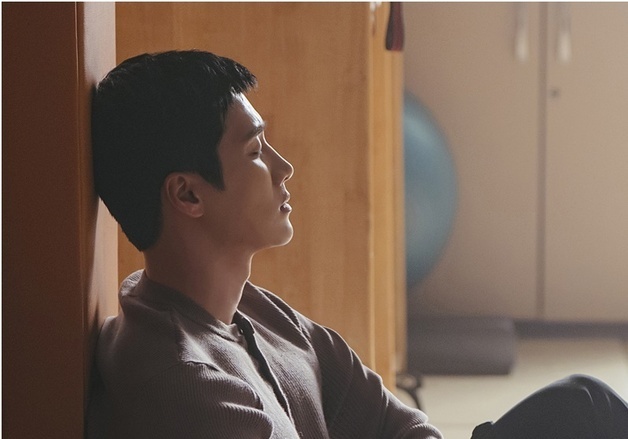 '스프링 피버' 안보현, 상처 가득한 눈빛…숨겨진 가족사 공개