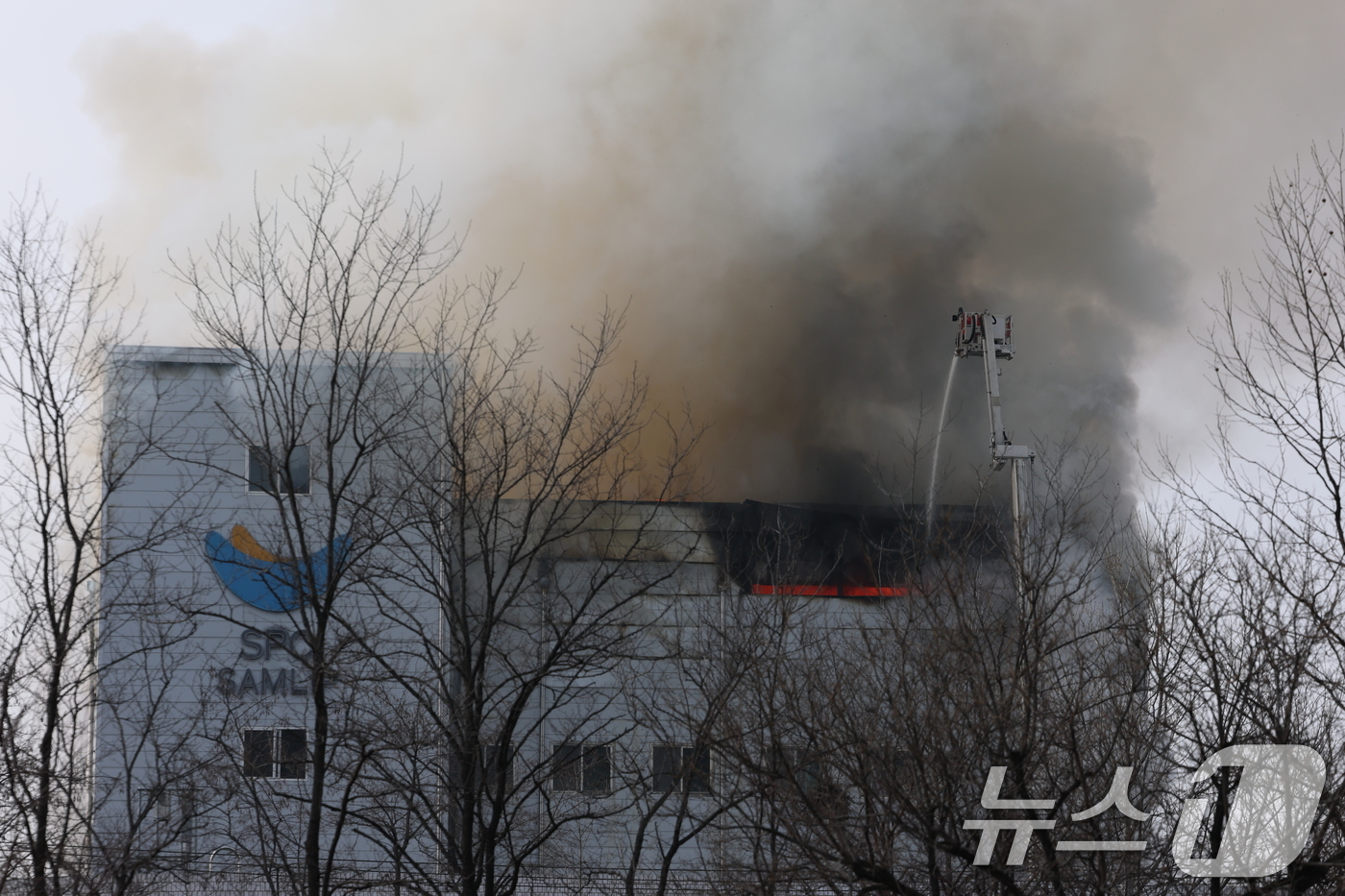 (시흥=뉴스1) 김영운 기자 = 3 일 오후 경기 시흥시 정왕동 SPC삼립 시화공장에서 불이 나 소방 당국이 대응 1단계를 발령하고 진화 작업을 벌이고 있다.2026.2.3/뉴스1 …